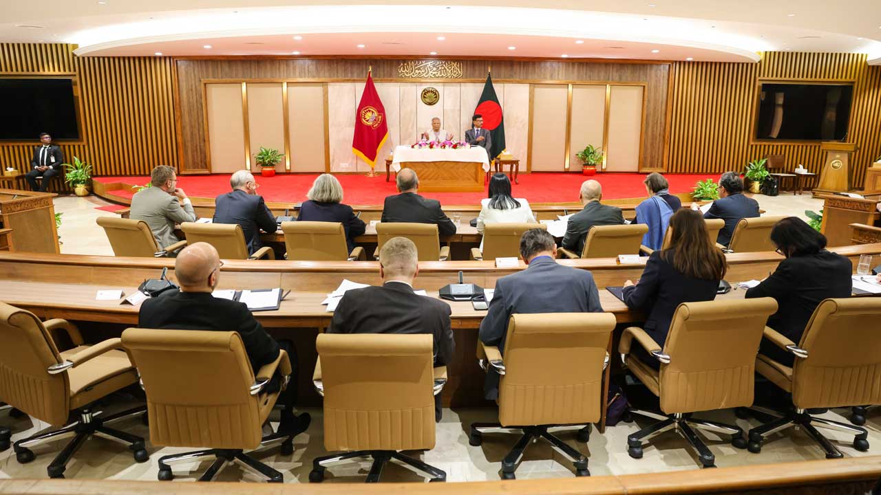 অপতথ্য ঠেকাতে ইইউ কূটনীতিকদের সহযোগিতা চান প্রধান উপদেষ্টা